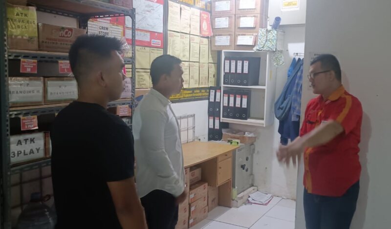 Polsek Cisoka menyelidiki perampokan minimarket di Solear, Tangerang. Pelaku membawa kabur uang tunai Rp29,9 juta dari brankas toko. (Foto: Istimewa)