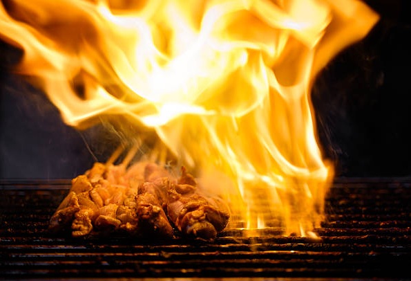 Seorang pria di Ciputat Timur, Tangsel, mengalami luka bakar saat membakar sate setelah menuangkan bensin ke arang panggangan. (Foto: iStockphoto/Ilustrasi)