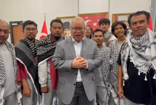 Sembilan relawan Global Sumud Flotilla asal Indonesia tiba di Tanah Air usai dibebaskan Israel setelah penahanan misi kemanusiaan Palestina. (Foto: Istimewa)