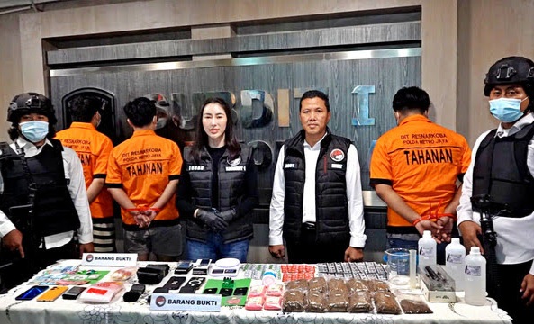 Polda Metro Jaya menangkap tiga tersangka peredaran narkoba di Tangsel dan Jakarta Timur. Polisi menyita sabu, tembakau sintetis, ekstasi, dan obat keras. (Foto: Istimewa)