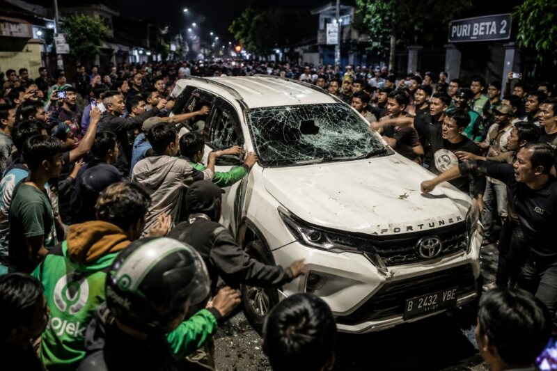 Polisi mengungkap fakta di balik viralnya mobil Fortuner yang dikepung massa di Ciledug. Pengemudi ternyata terduga pelaku narkoba yang kabur saat penangkapan. (Foto: Chatgpt/Aktual Tangerang/Ilustrasi)