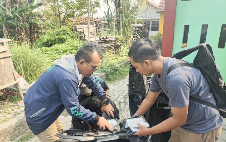 Polisi menangkap pria berinisial UA di Pakuhaji dan menyita 4.650 butir Tramadol serta Heximer yang diduga akan diedarkan secara ilegal. (Foto: Syahrul Munir/Aktual Tangerang)