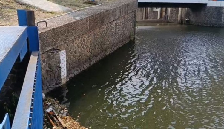 Debit Sungai Cisadane di Kota Tangerang turun 12 persen saat puncak kemarau 2026. Balai DAS menutup pintu bendung demi menjaga pasokan air baku. (Foto: metronewstv.com)