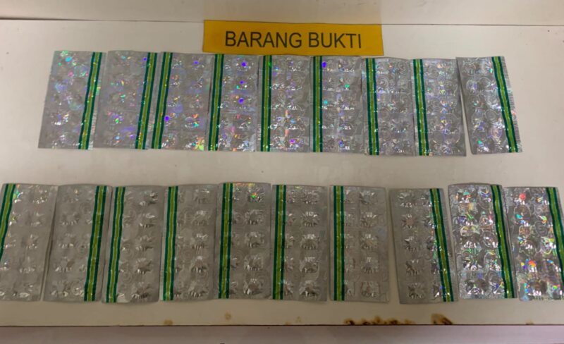 Pria di Sepatan, Kabupaten Tangerang, ditangkap polisi karena menyimpan ratusan obat keras tanpa izin. Terancam 12 tahun penjara dan denda Rp5 miliar. (Foto: Syahrul Munir/Aktual Tangerang)