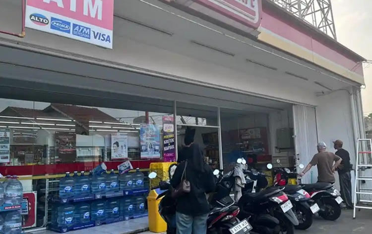 Lokasi kejadian mobil Toyota Rush menabrak pintu kaca Alfamart di Pamulang, Tangsel, Senin (20/7/2026) malam. Seorang pengunjung mengalami luka berat akibat tertimpa pecahan kaca dan pintu minimarket. (Foto: Istimewa)