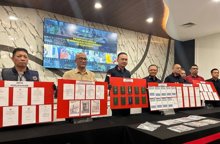 Imigrasi menetapkan 10 WNA sebagai tersangka penyalahgunaan ITAS Investor. Mereka diduga memakai dokumen investasi fiktif untuk memperoleh izin tinggal. (Foto: ANTARA)