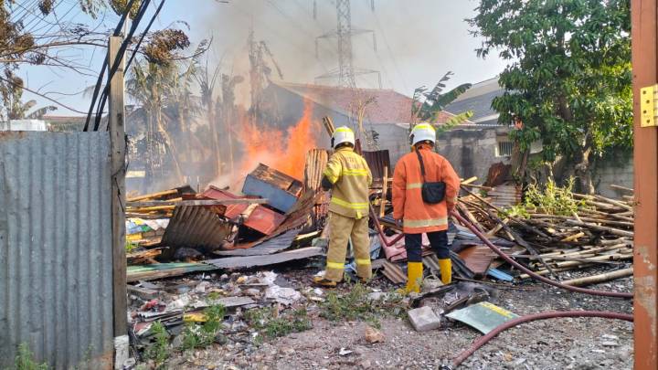 ILUSTRASI - BPBD Kota Tangerang membagikan langkah penyelamatan saat rumah kebakaran. Utamakan keselamatan jiwa, lakukan evakuasi, dan segera hubungi petugas. (Foto: Dok Pemkot Tangerang)