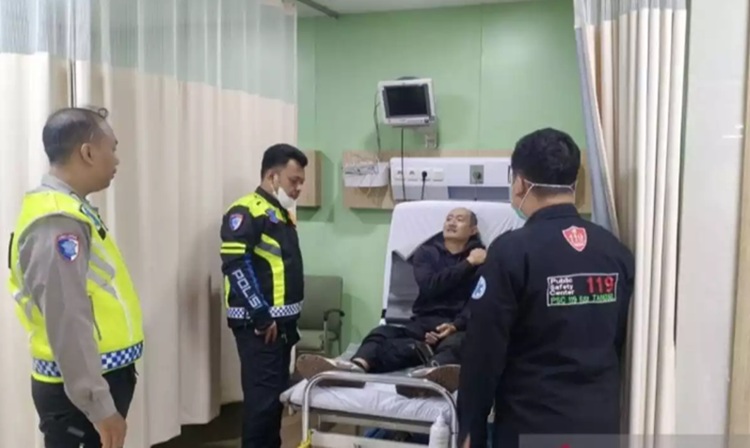 Seorang pemotor mengalami kecelakaan tunggal di Flyover Ciputat, Tangsel, diduga mengantuk usai nobar final Piala Dunia 2026. Korban dilarikan ke rumah sakit. (Foto: Istimewa)