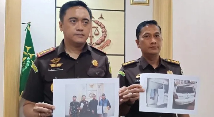 Petugas menunjukkan foto pelaku dugaan pemerasan terhadap beberapa kepala desa di Kecamatan Legok yang dilakukan oknum LSM dengan modus mencatut nama Kejari Kabupaten Tangerang. (Foto: Istimewa)