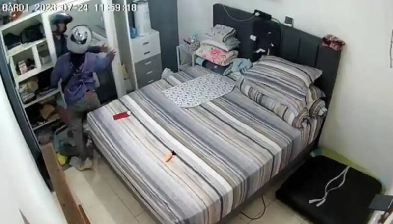 Rumah kosong di Pamulang dibobol dua pencuri dalam 15 menit. Pelaku membawa kabur uang, perhiasan, dan motor PCX. Kerugian korban mencapai Rp45 juta. (Foto: Rekaman CCTV/Istimewa)