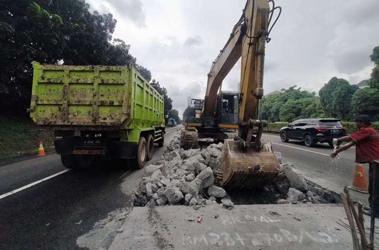 Tol Jakarta-Tangerang mengalami kepadatan akibat rekonstruksi perkerasan beton di sejumlah titik. Pengendara diminta mengatur waktu perjalanan. (Foto: Dok Jasa Marga/Ilustrasi)
