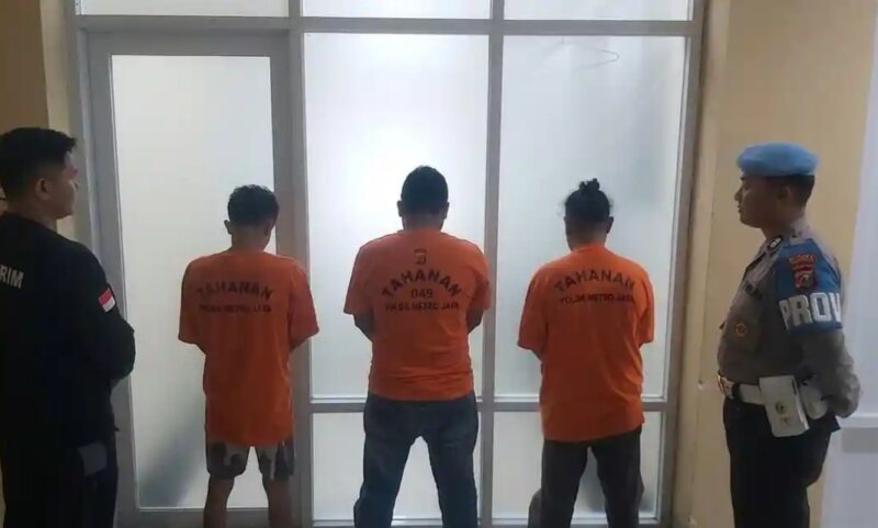 DEBT COLLECTOR - Tiga oknum debt collector diringkus setelah diduga memeras santri di Cikupa, Kabupaten Tangerang. Pelaku meminta tebusan Rp2,5 juta. (Tribun Banten)