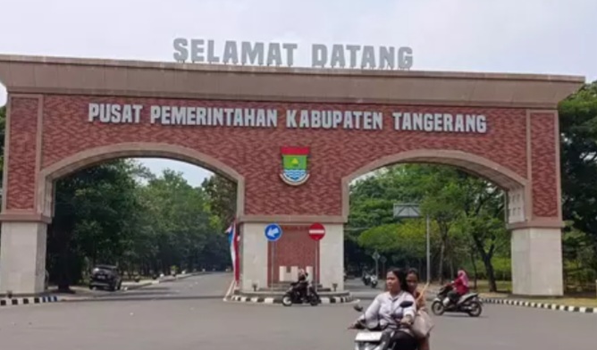 Gerbang Puspemkab Tangerang yang dibangun Rp2,49 miliar mengalami kerusakan. DTRB menduga cuaca ekstrem menjadi salah satu penyebabnya. (Foto: beritasatu.com)