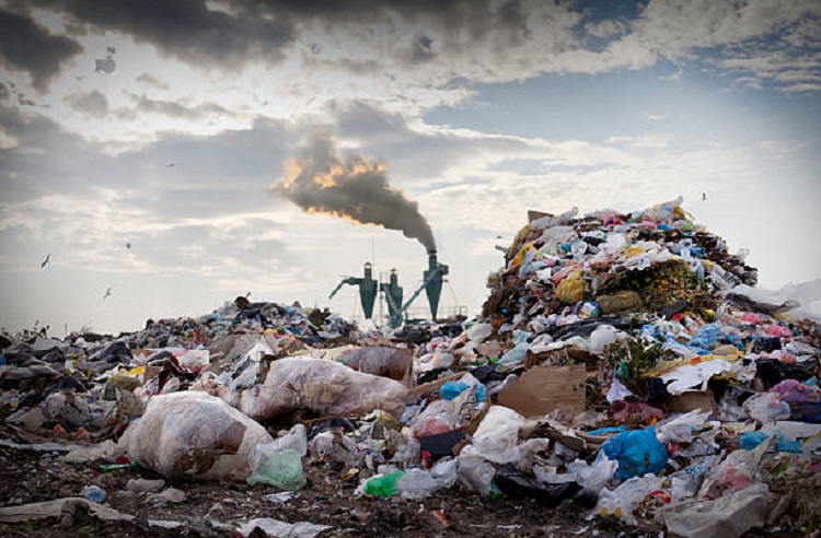 ILUSTRASI - Perselisihan akibat teguran membakar daun di Pamulang berujung penganiayaan. Ketua RT Chris Jatender kini tersangka dan perkaranya P21. (Foto:; iStockphoto)