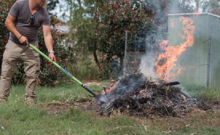 ILUSTRASI - Polda Banten mengingatkan warga tidak membakar sampah dan membuka lahan dengan api. Pelaku terancam pidana hingga lima tahun penjara. (Foto: iStockphoto)