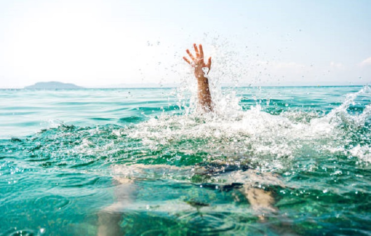 ILUSTRASI - Wisatawan asal Kabupaten Tangerang hilang terseret arus saat berenang di Pantai Pasir Putih Lippo Carita, Pandeglang. (Foto: iStockphoto)