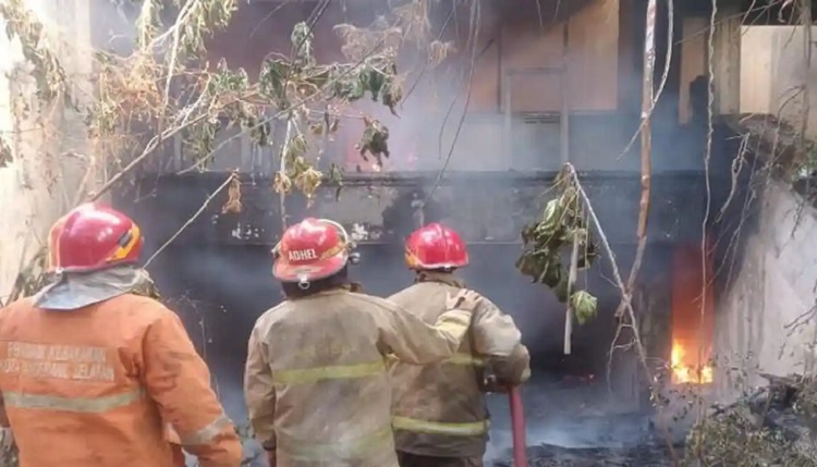 KEBAKARAN - Rumah kosong di Jalan Cirendeu Raya, Tangsel, ludes terbakar, Sabtu (22/8/2026). Polisi menduga api berasal dari puntung rokok. (Foto: Dok Damkar Tangsel)