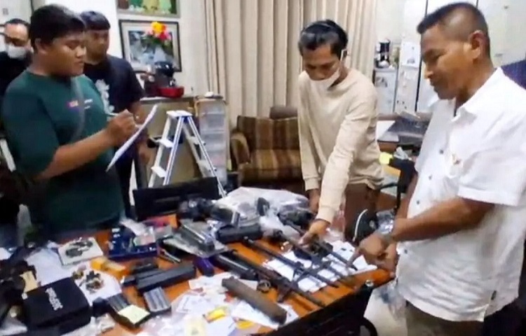 Sebanyak 995 pucuk senjata api, amunisi, narkoba dan VCD porno ditemukan di sebuah ruangan di sekolah swasta di Pondok Pinang, Jakarta Selatan. Polisi tengah menyelidiki kasus ini. (Foto: Istimewa)