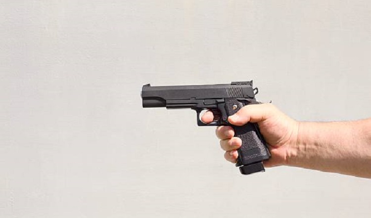 ILUSTRASI - Pelajar asal Tangerang Selatan diduga ditembak airsoft gun oleh pelaku kejahatan jalanan di Sleman. Polisi masih memburu para terduga pelaku. (Foto: iStockphoto)