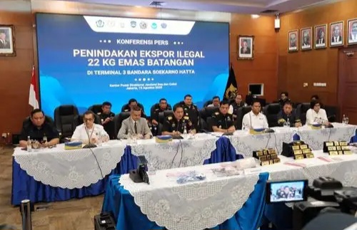 Bea Cukai menggagalkan penyelundupan 22,317 kg emas batangan senilai Rp60 miliar melalui Bandara Soekarno-Hatta. Dua WNA China diamankan. (Foto: Dok Bea Cukai)