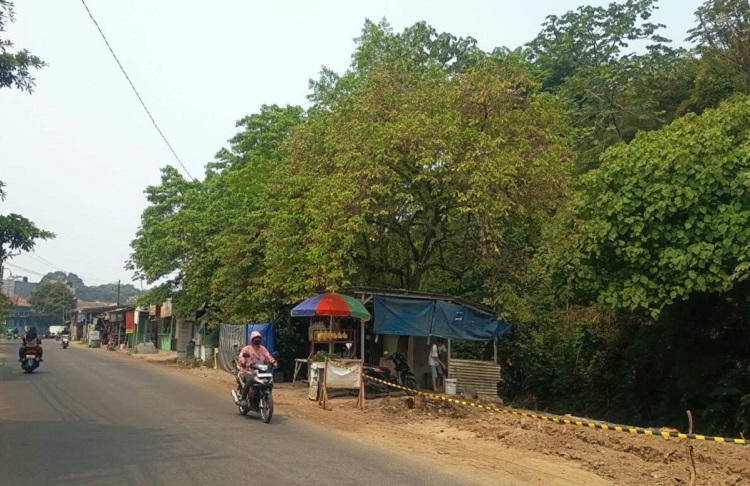 Pedagang Kaki Lima (PKL) Villa Pamulang terancam digusur karena penataan bantaran kali. Endang khawatir kehilangan tempat berjualan dan sumber nafkah keluarga. (Foto: KOMPAS.com)