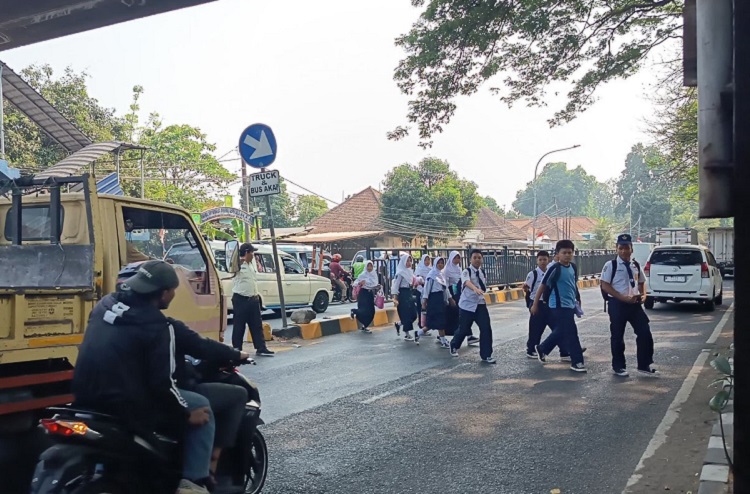 JPO depan SMPN 5 Kota Tangerang rusak lebih dari setahun. Murid terpaksa menyeberangi Jalan Daan Mogot yang ramai kendaraan. (Foto: Kompas.com)
