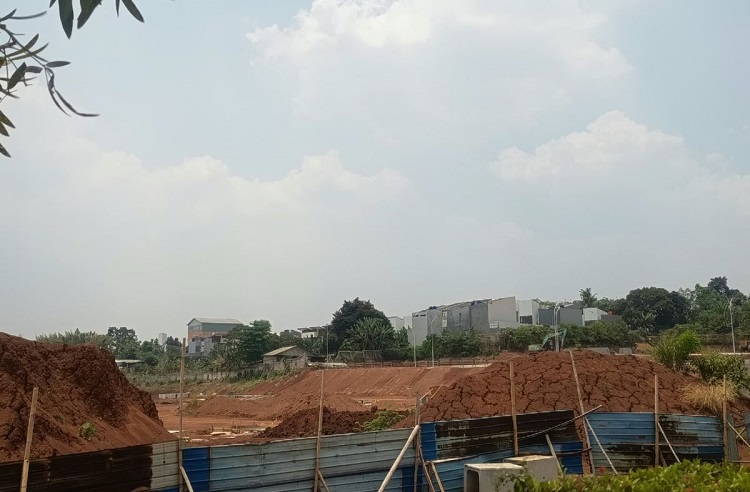 Lahan pembangunan Pool Taksi Green SM Ciater. Komisi IV DPRD Tangsel meminta pembangunan dihentikan sementara. (Foto: KOMPAS.com)