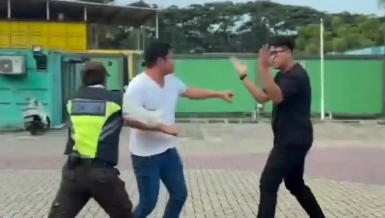 Keributan dua pengendara terjadi di SPKLU Samanea, Cikupa, Tangerang. Polisi menyelidiki laporan dan mengumpulkan bukti CCTV. (Foto: Dok Polresta Tangerang)