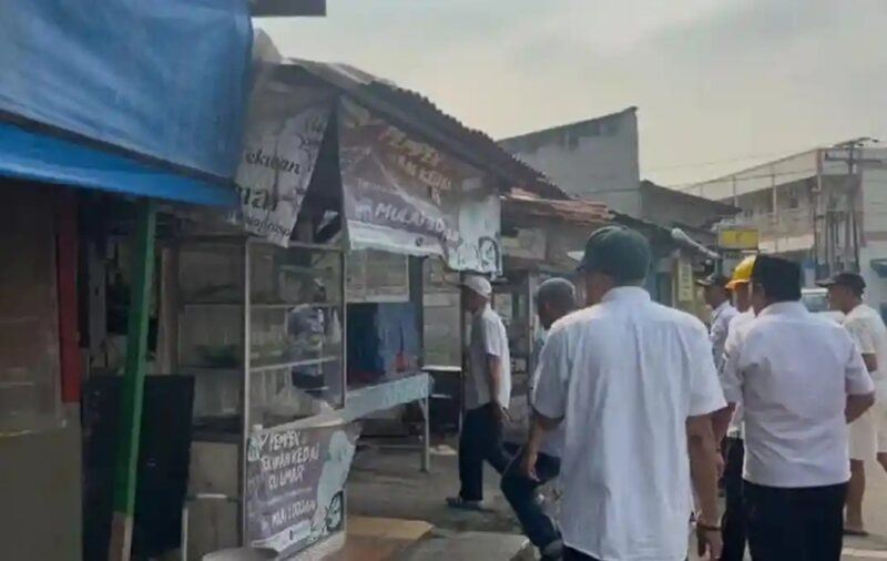 Bantaran kali RW 19 Villa Pamulang dipenuhi lapak dan bangunan liar selama delapan tahun. Warga meminta Pemkot Tangsel segera bertindak. (Foto: Warta Kota)