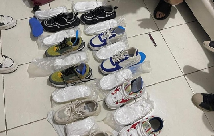 Bareskrim Polri mengamankan barang bukti 5 kg etomidate yang disembunyikan di dalam sepatu WNA Malaysia. (FOTO: Istimewa)