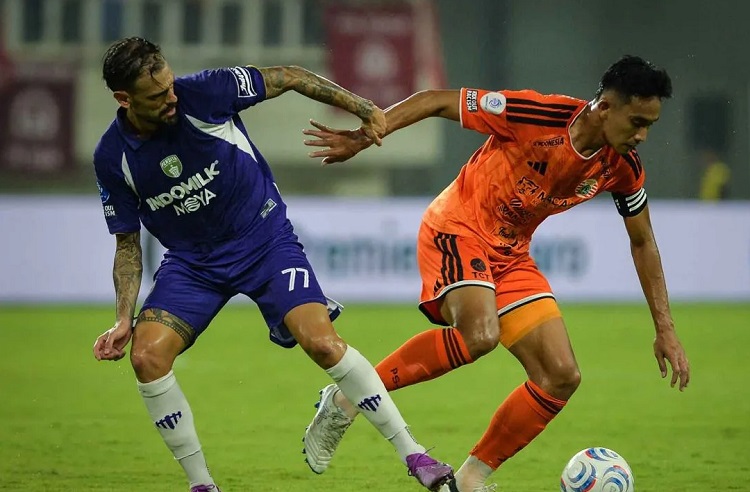 Persita Tangerang mengalahkan Persija Jakarta 3-2 lewat gol Aleksa Andrejic menit 90+5. Laga di Banten International Stadium juga diwarnai kericuhan suporter. (FOTO: ANTARA)